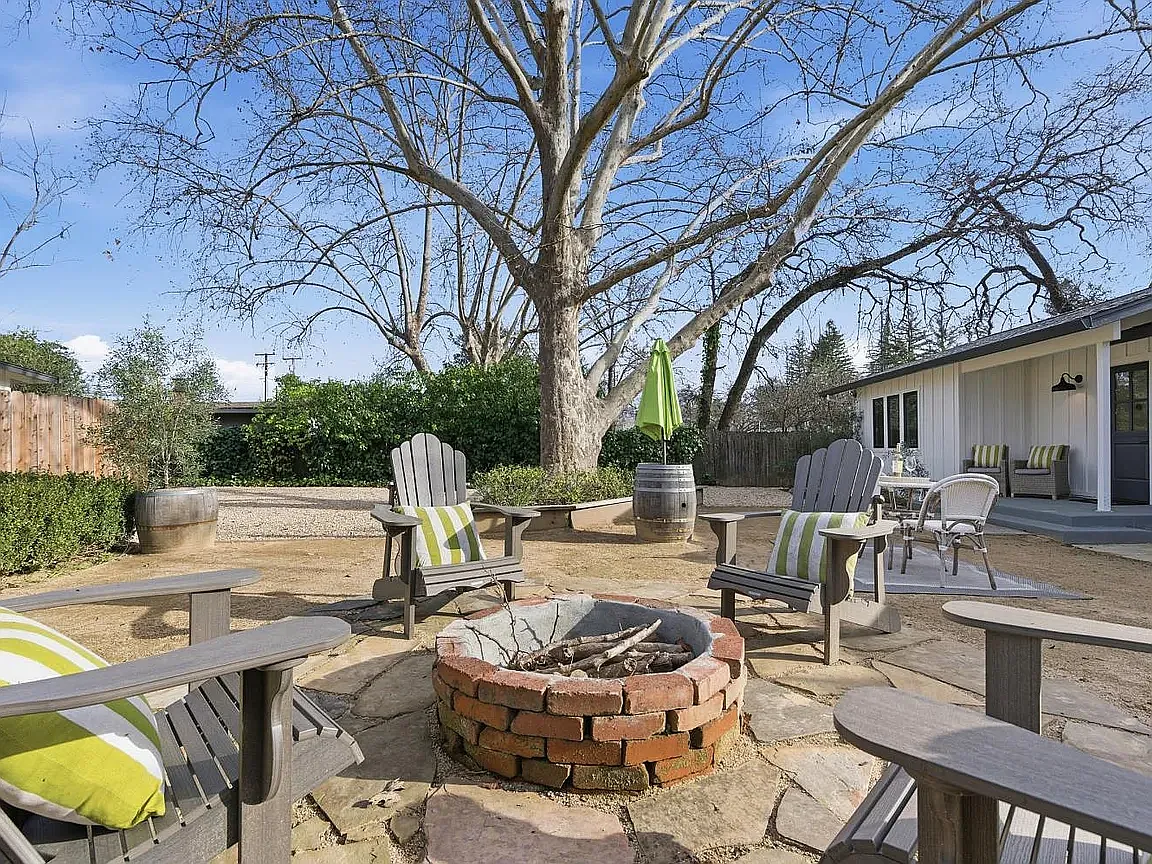 2 bed, 2.5 bath, 1240 sqft, $6,995 — Photo 4