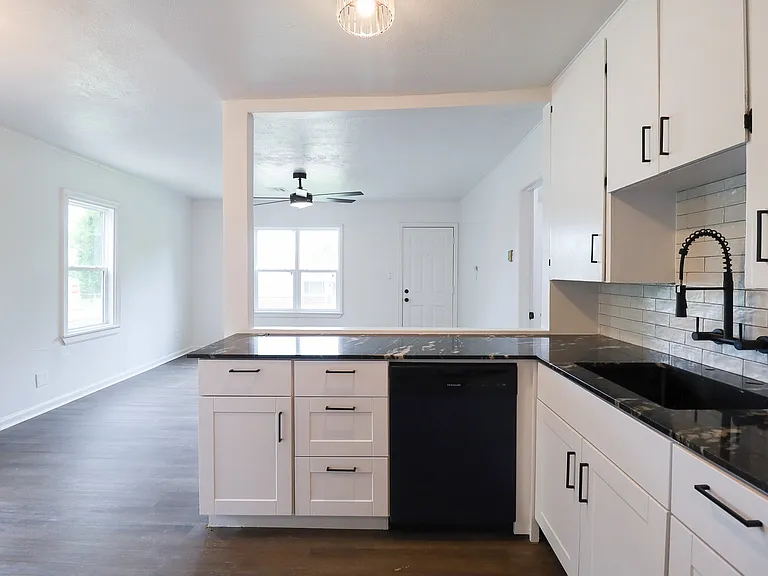 1008 E King Pl — Photo 8