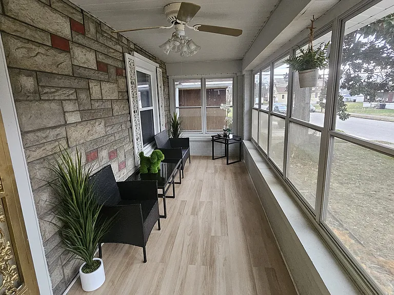 2633 Grand Ave — Photo 2