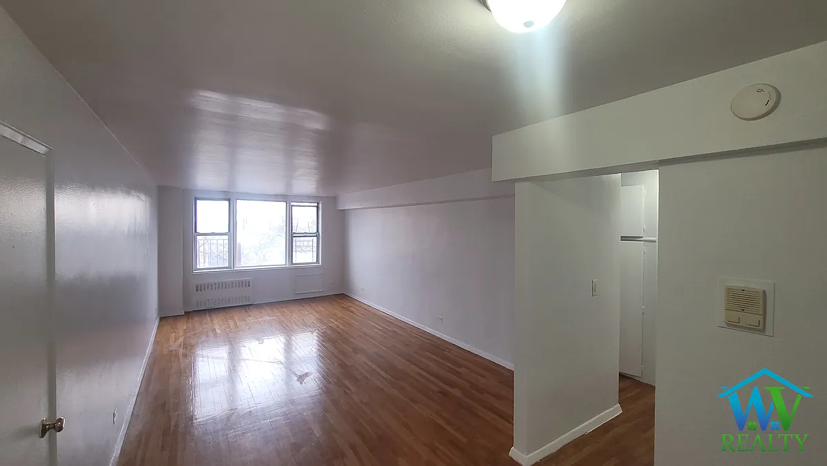 Building Photo - 2170 University Ave #R6