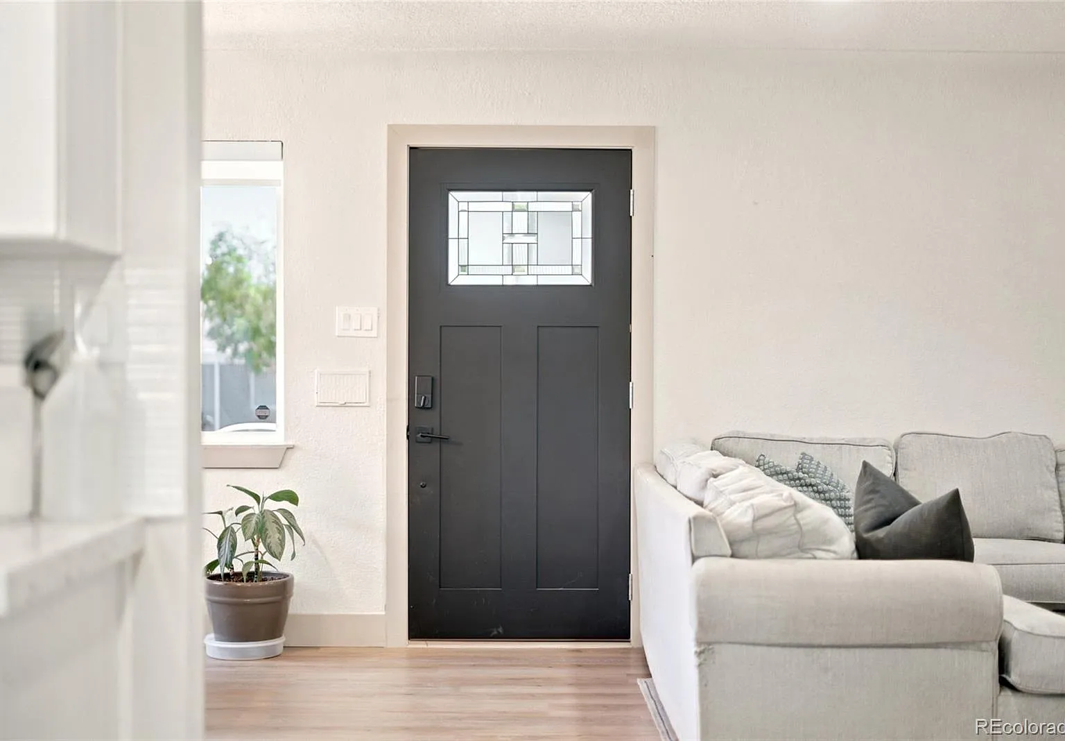 4 bed, 2.0 bath, 2064 sqft, $3,400 — Photo 3