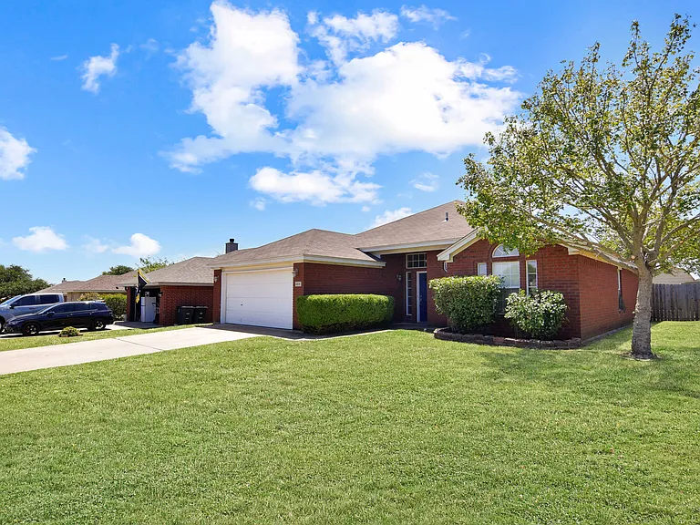 2206 Sandstone Dr — Photo 2