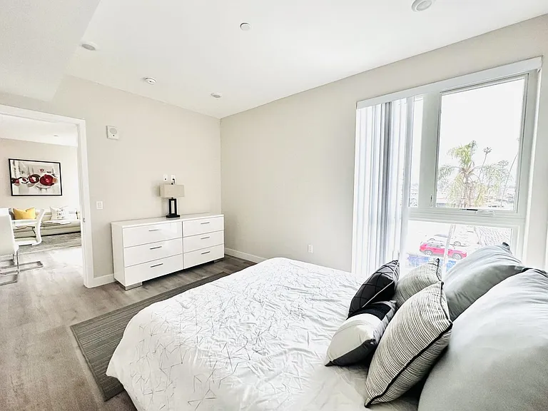 4660 Melrose — Photo 36