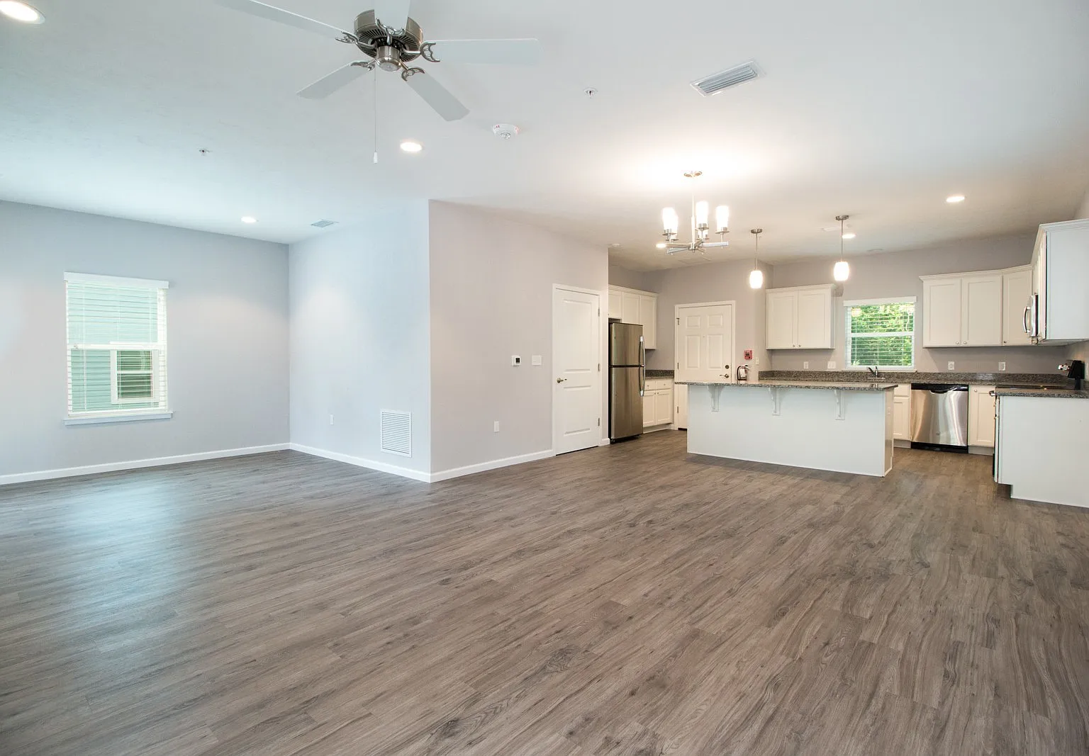 Beautiful 6 Bedroom House - Walk to UF & Sorority Row - 6 Bed/6.5 Bath home within 3 blocks from ... — Photo 3