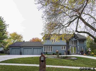 9929 Essex Dr, Omaha, NE 68114