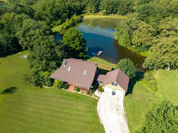 18363 N Whispering Oaks Dr, Centralia, MO 65240