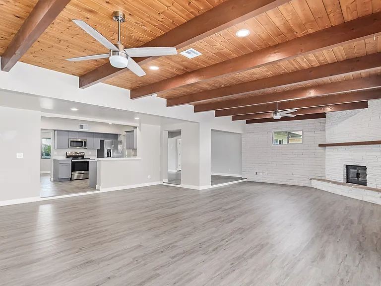 2136 W Village Dr — Photo 15