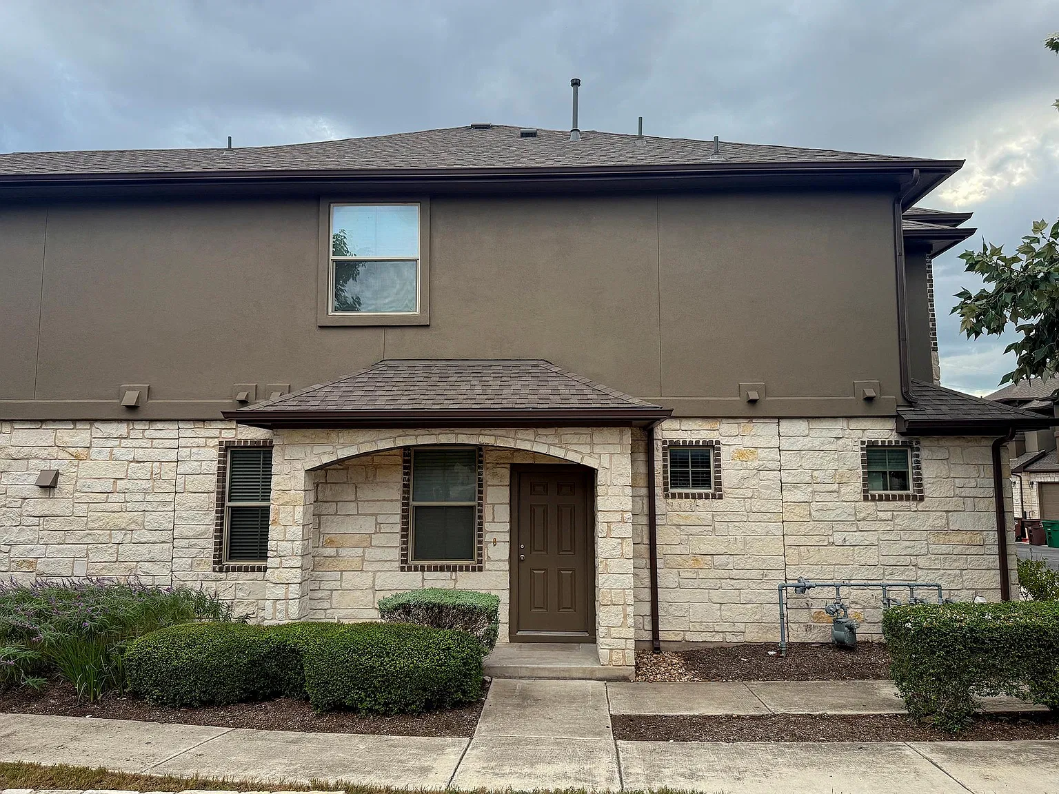 5 bed, 2.5 bath, 2120 sqft, $2,149 — Photo 1