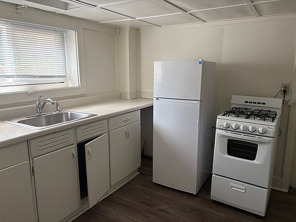 5th image of 615 N Dubuque St #11