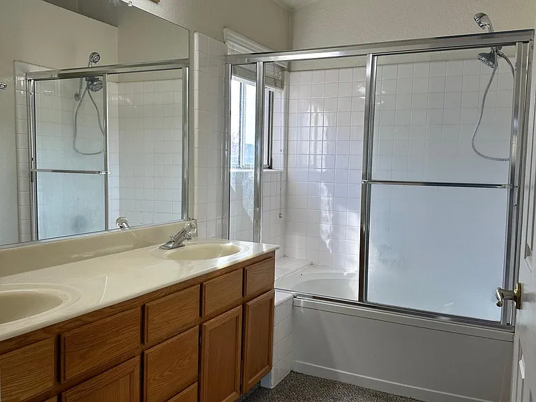 418 Kinsmill Ct — Photo 35