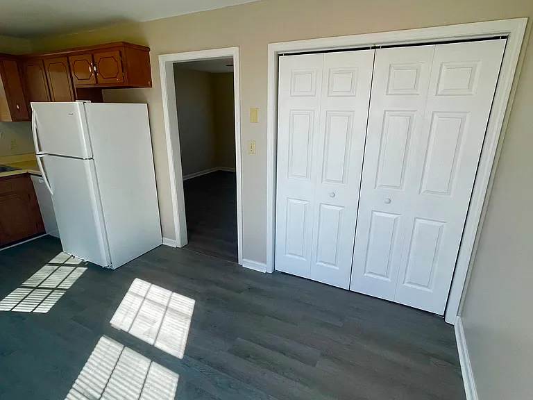 930 Van Buren Ave — Photo 5