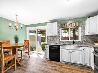 16 Mansion Woods Dr #B, Agawam, MA 01001