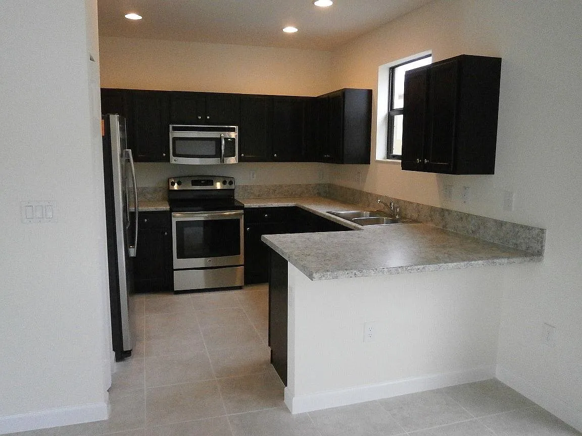4 bed, 2.5 bath, 1700 sqft, $2,400 — Photo 3