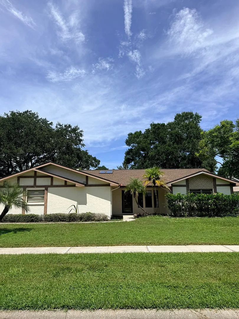 3-Bedroom, 2.5 Bath Single Family for Rent in Clearwater, FL| Modern Kitchen | Fenced backyard — Photo 2