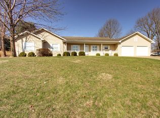2 Quail Ridge Dr, Pittsfield, IL 62363