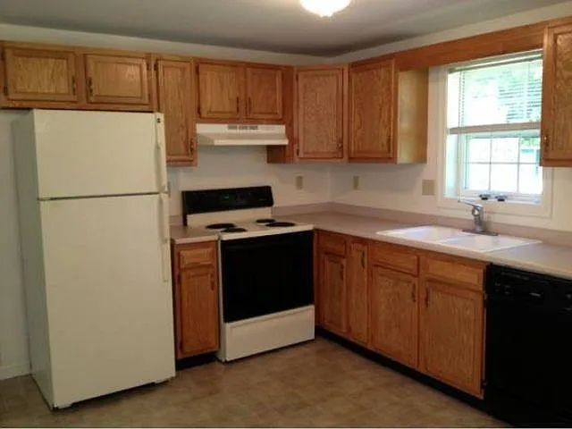 3 bed, 1.5 bath, 1000 sqft, $2,295 — Photo 3