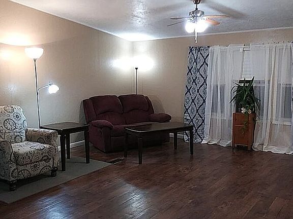 Ceiling fan in Liv rooom.