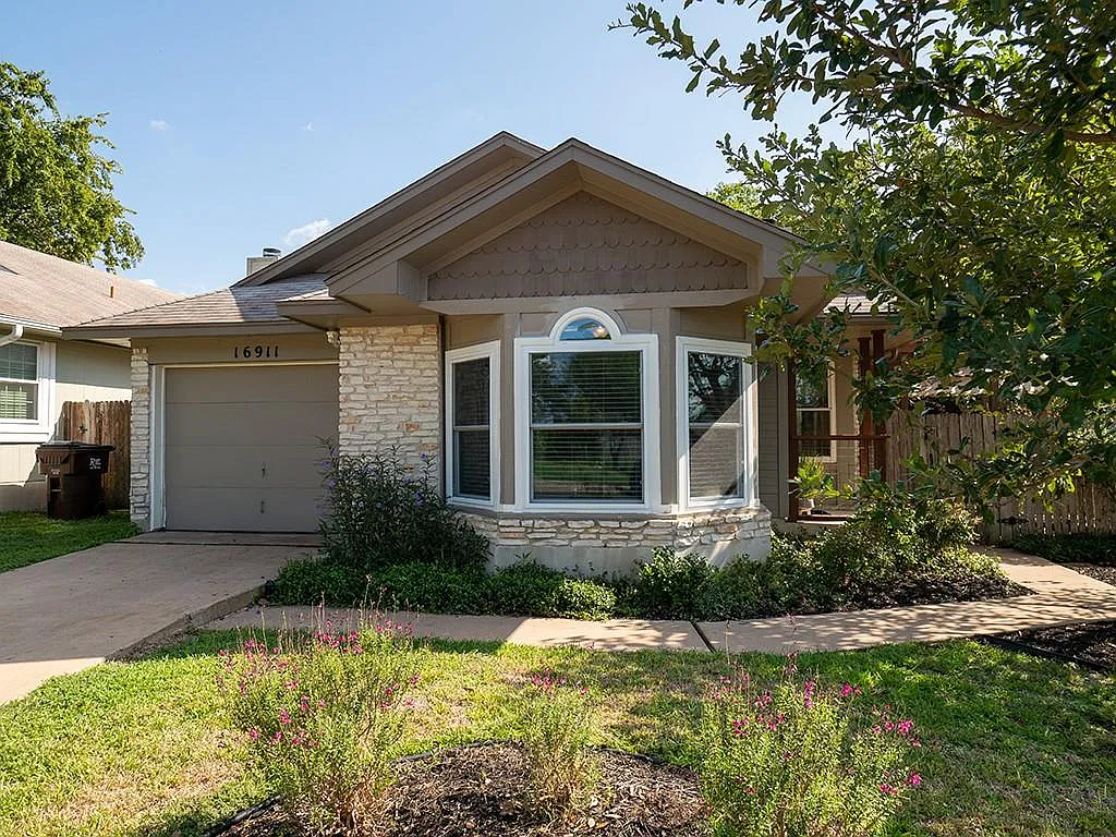 Building Photo - 16911 Village Oak Loop