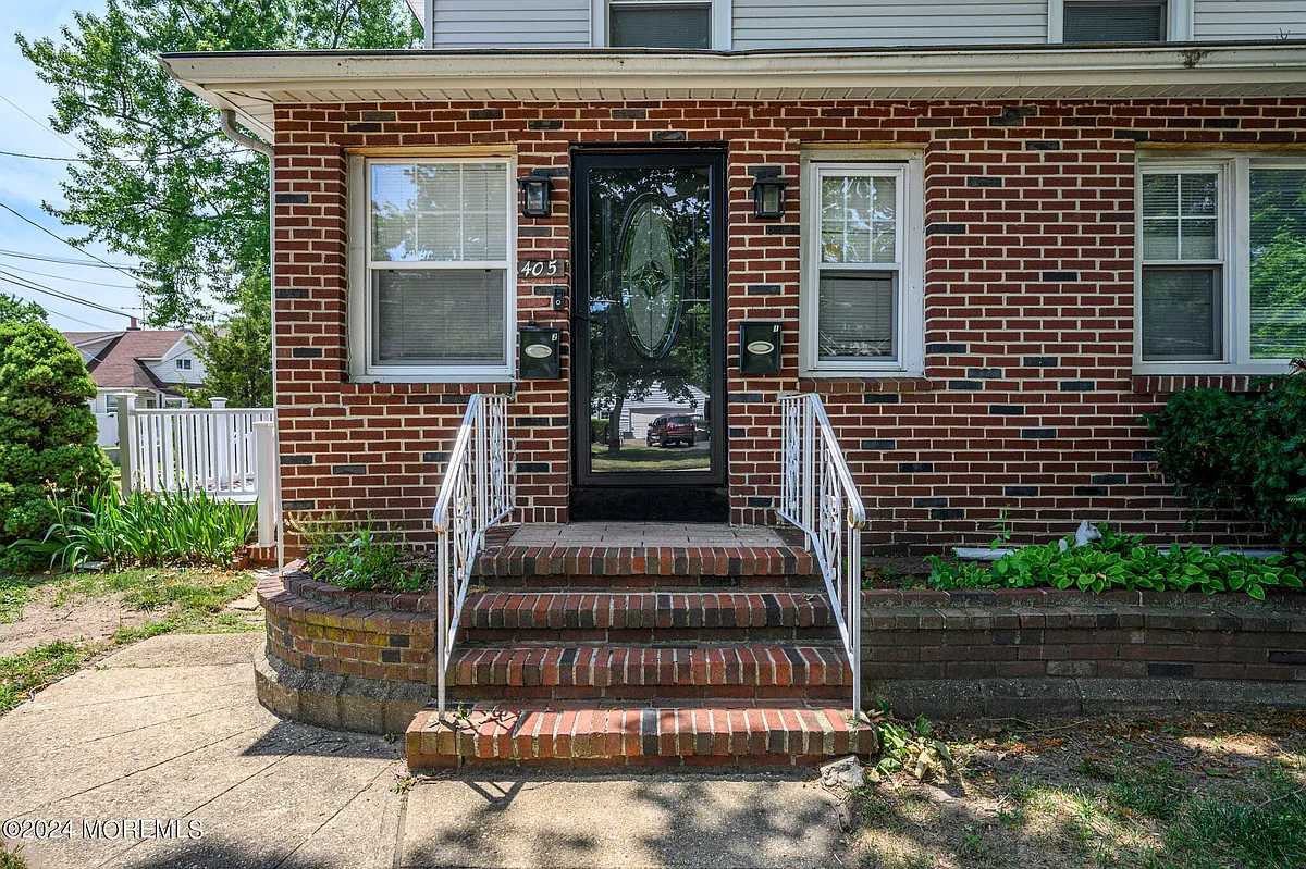 Building Photo - 405 Main St #2