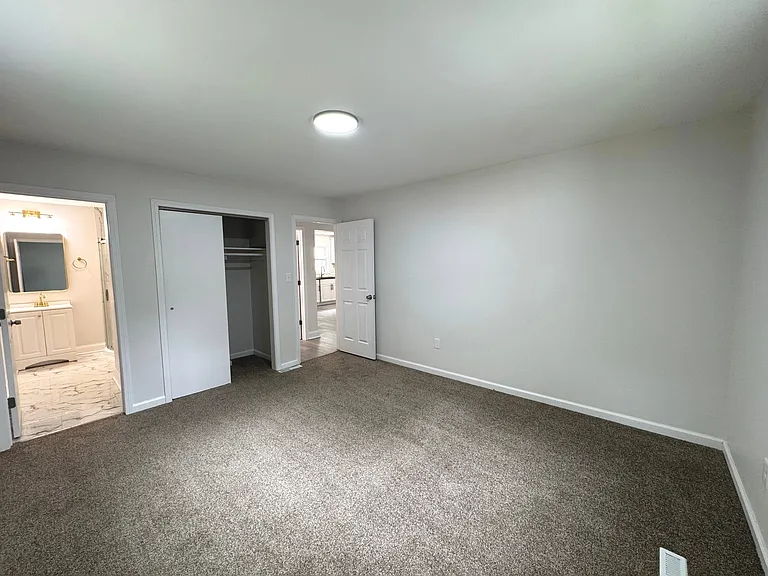 3246 N Lake Park Ave — Photo 12