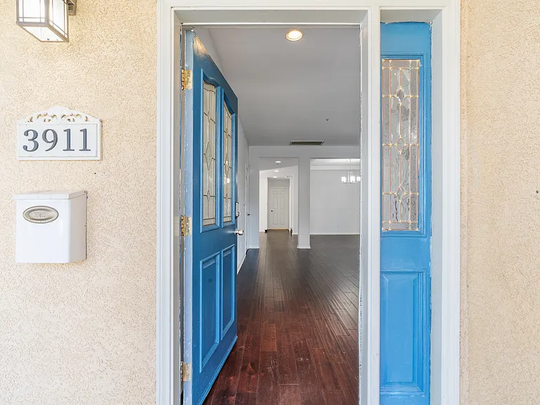 3911 Prospect Ave — Photo 3