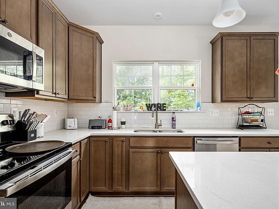 3rd image of 2601 Drake Ln