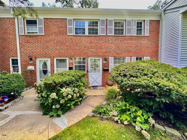 704 Towne House Village Village #704, Hauppauge, NY 11749