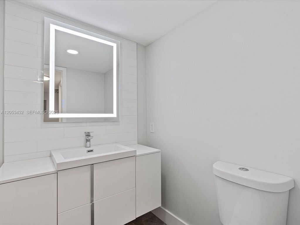 3150 N Palm Aire Dr APT 406, photo 8