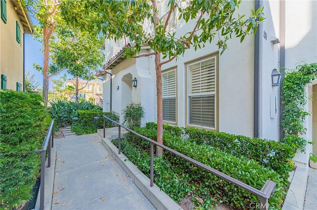 3 bed, 1600 sqft, $4,300 — Photo 1