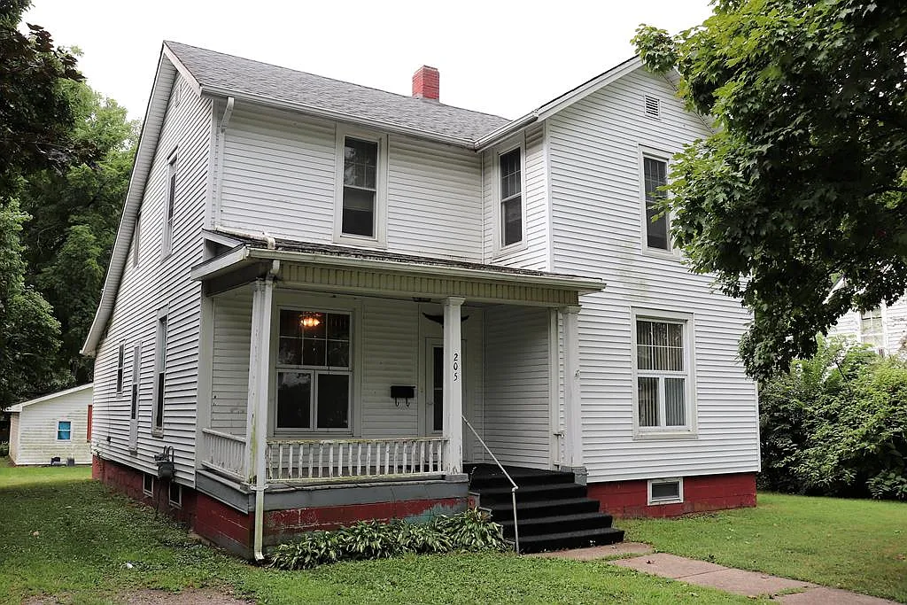 205 Gilbert St photo 1