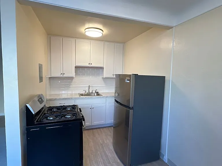 Goldsborough Apartments — Photo 11