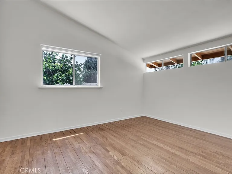 16433 Kingsbury St — Photo 17