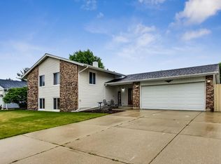 1561 Oregon Trl, Elk Grove Village, IL 60007