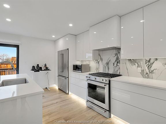 5th image of 15 Churchill Park Rd