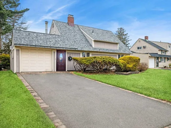 42 Boxwood Lane, Hicksville, NY 11801