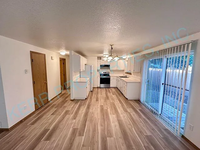 Charming 2-Bed Oasis with 1000 Sq Ft of Comfort at 8927 SE Clinton St, Portland! — Photo 4