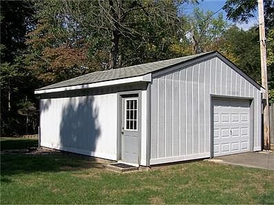 Detached garage with worshop