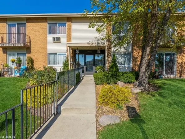 8868 Kenneth Dr APT 2F, Des Plaines, IL 60016