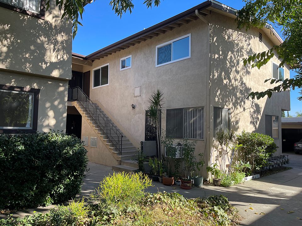 Off-street upstairs and quiet unit with garden and mountain views
