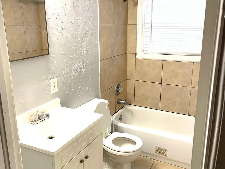 446 Plymouth Ave — Photo 8