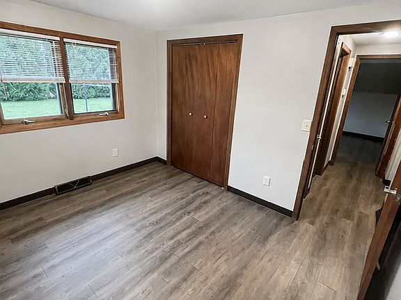 5th image of 607-701 Woodbine Ave