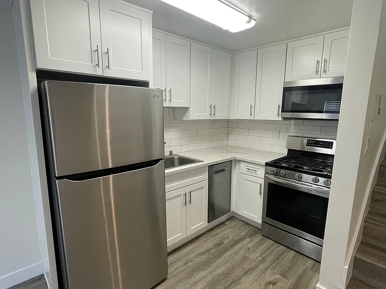 1037 Linden Ave #8 — Photo 9