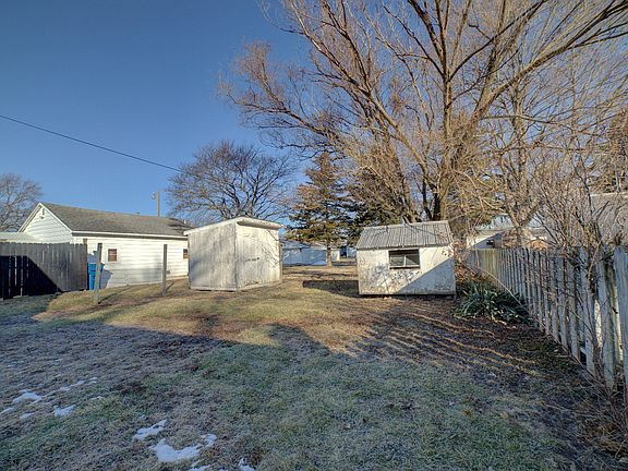 2nd image of 850 E Chestnut St