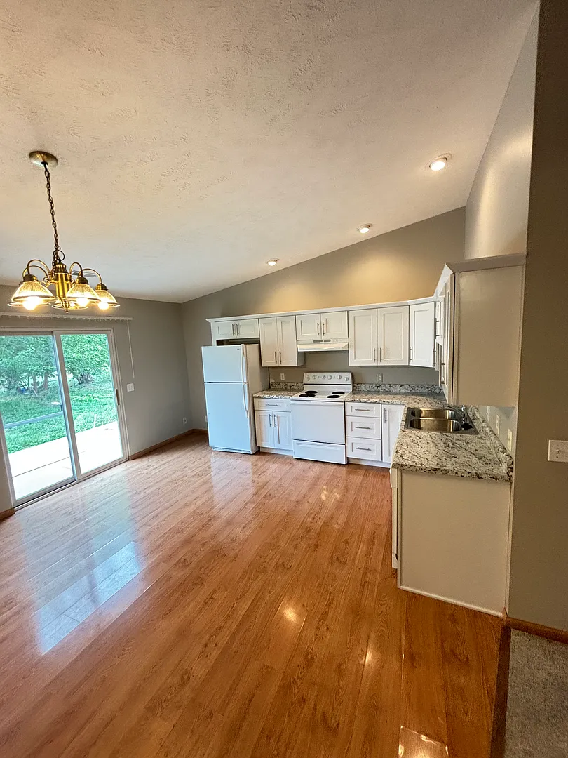300 Off Move In Special** Spacious 3 Bedroom Townhome with Vaulted Ceilings, Fireplace & Attached... — Photo 1