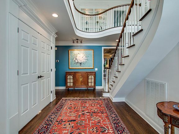 4th image of 203 Waterbury Cir