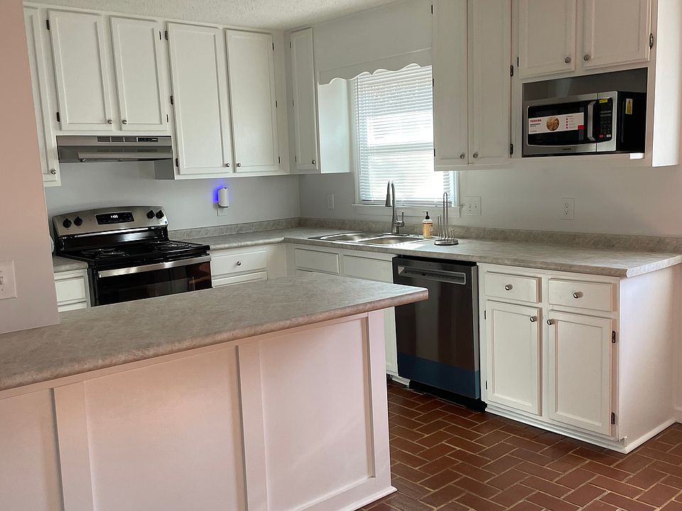 Kitchen with breakfast bar