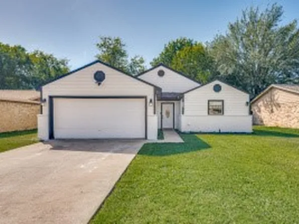 3820 Royal Crest Dr, Fort Worth, TX 76140