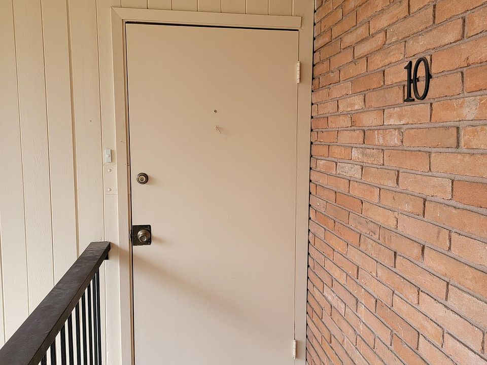 Entrance into the balcony.