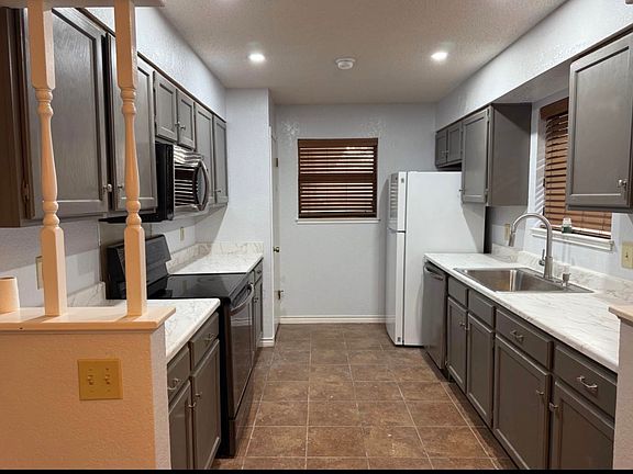 3rd image of 1221 Bluff Creek Cir