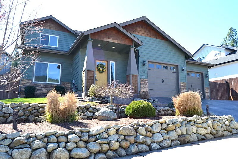 915 NW Bishop St photo 1